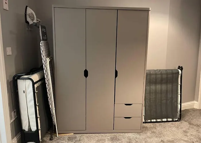 Spacious, Bright Twin Studio Apartment
