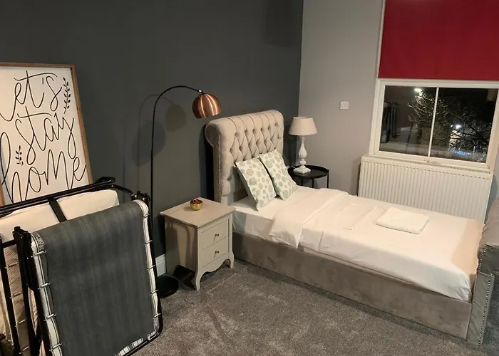 Spacious, Bright Twin Studio Apartment